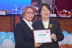 КАРА-СУУНУН БИЛИМ БЕРҮҮ МЕКЕМЕЛЕРИНЕ ЖАҢЫ ЖАБДУУЛАР ТАПШЫРЫЛЫП, МУГАЛИМДЕР СЫЙЛАНДЫ