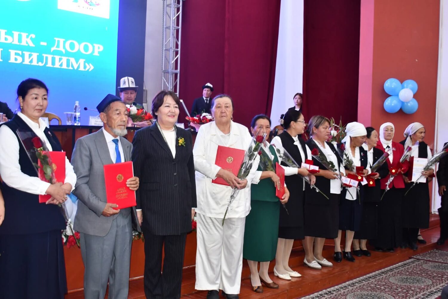 КАРА-СУУНУН БИЛИМ БЕРҮҮ МЕКЕМЕЛЕРИНЕ ЖАҢЫ ЖАБДУУЛАР ТАПШЫРЫЛЫП, МУГАЛИМДЕР СЫЙЛАНДЫ