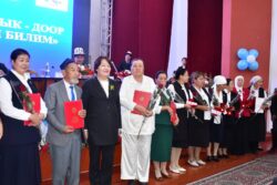 КАРА-СУУНУН БИЛИМ БЕРҮҮ МЕКЕМЕЛЕРИНЕ ЖАҢЫ ЖАБДУУЛАР ТАПШЫРЫЛЫП, МУГАЛИМДЕР СЫЙЛАНДЫ