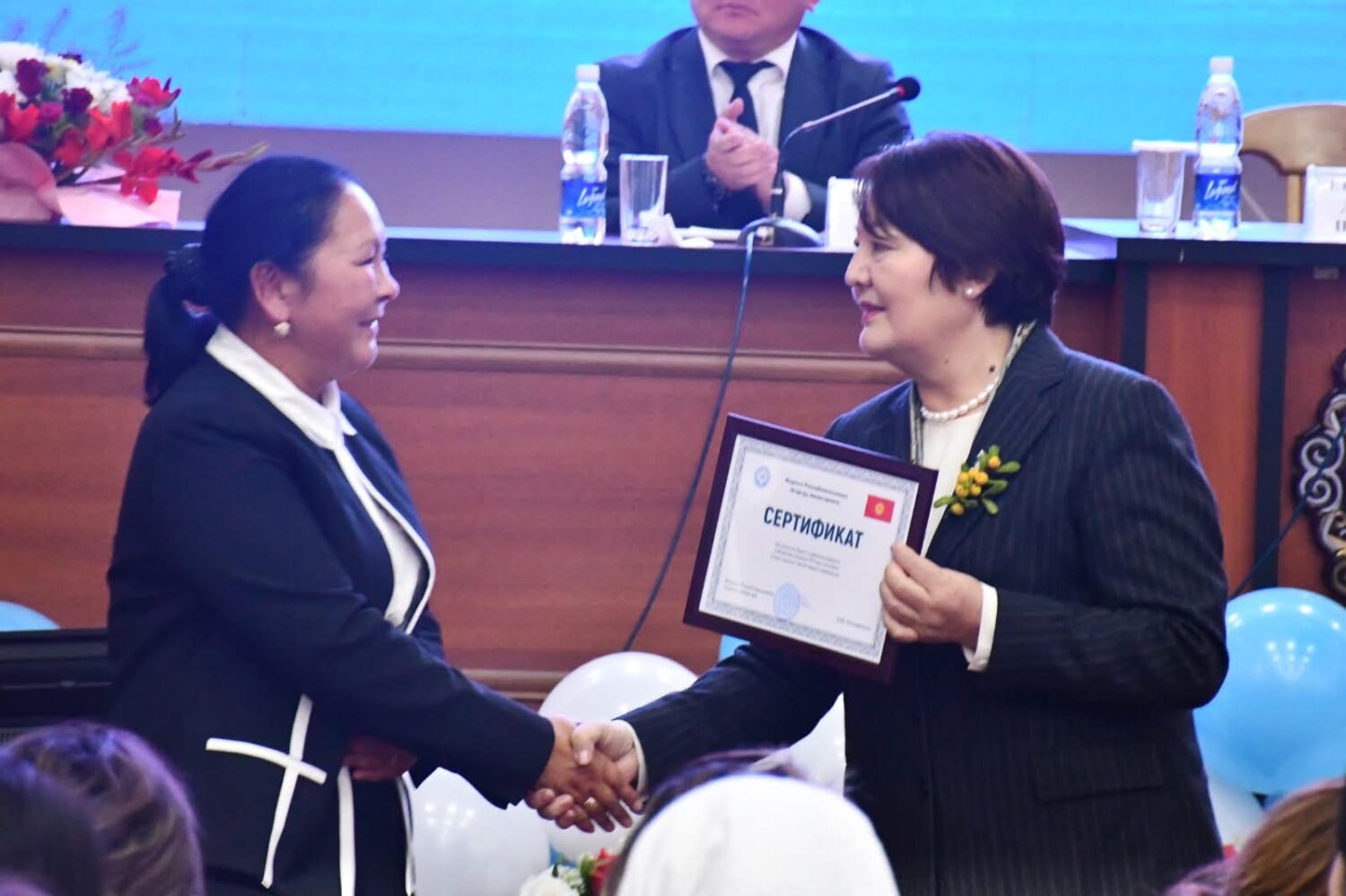 КАРА-СУУНУН БИЛИМ БЕРҮҮ МЕКЕМЕЛЕРИНЕ ЖАҢЫ ЖАБДУУЛАР ТАПШЫРЫЛЫП, МУГАЛИМДЕР СЫЙЛАНДЫ