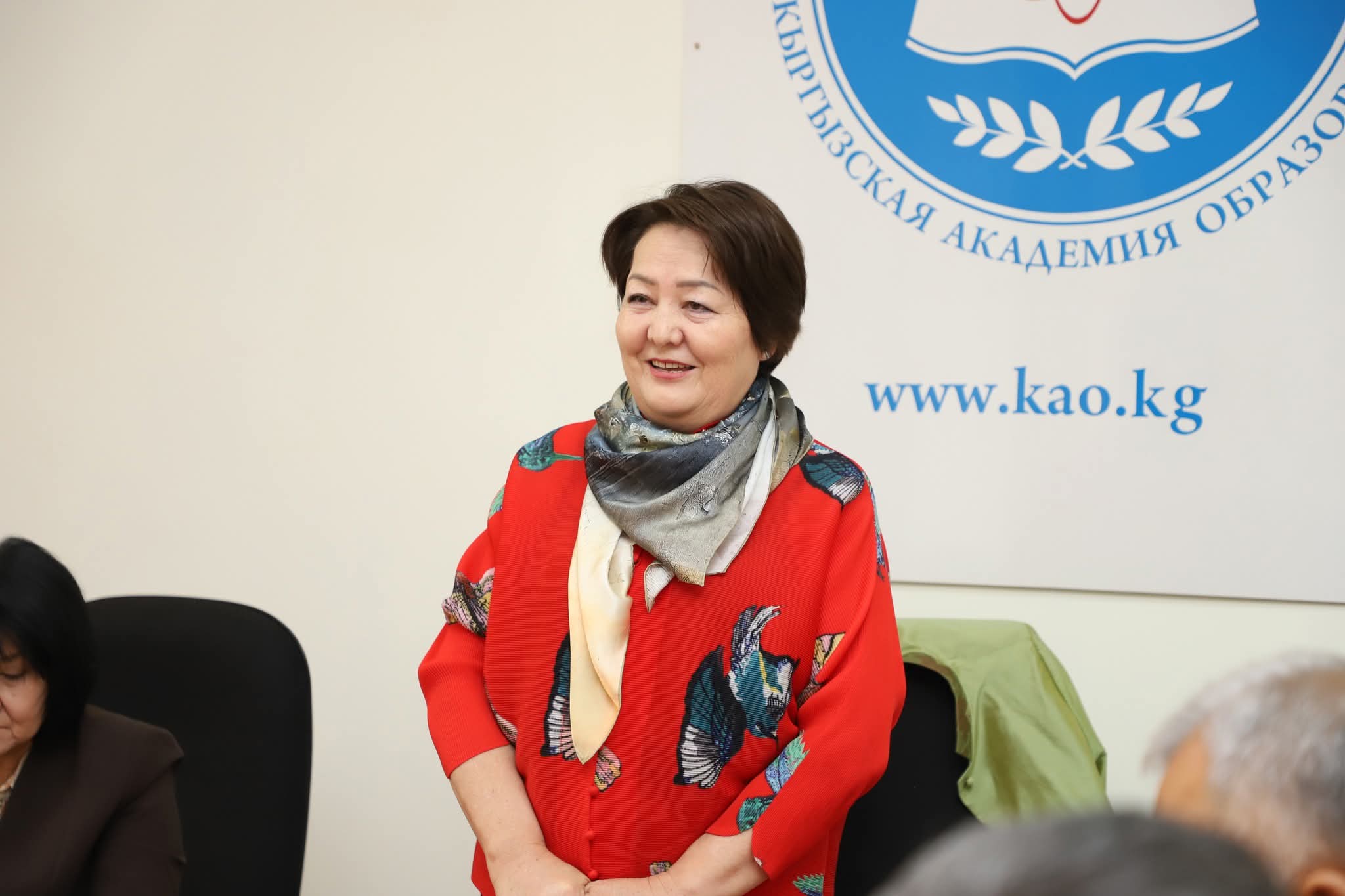 КЫРГЫЗ БИЛИМ БЕРҮҮ АКАДЕМИЯСЫНЫН КЫЗМАТКЕРЛЕРИ СЫЙЛАНДЫ