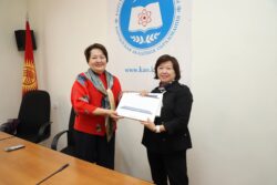 КЫРГЫЗ БИЛИМ БЕРҮҮ АКАДЕМИЯСЫНЫН КЫЗМАТКЕРЛЕРИ СЫЙЛАНДЫ