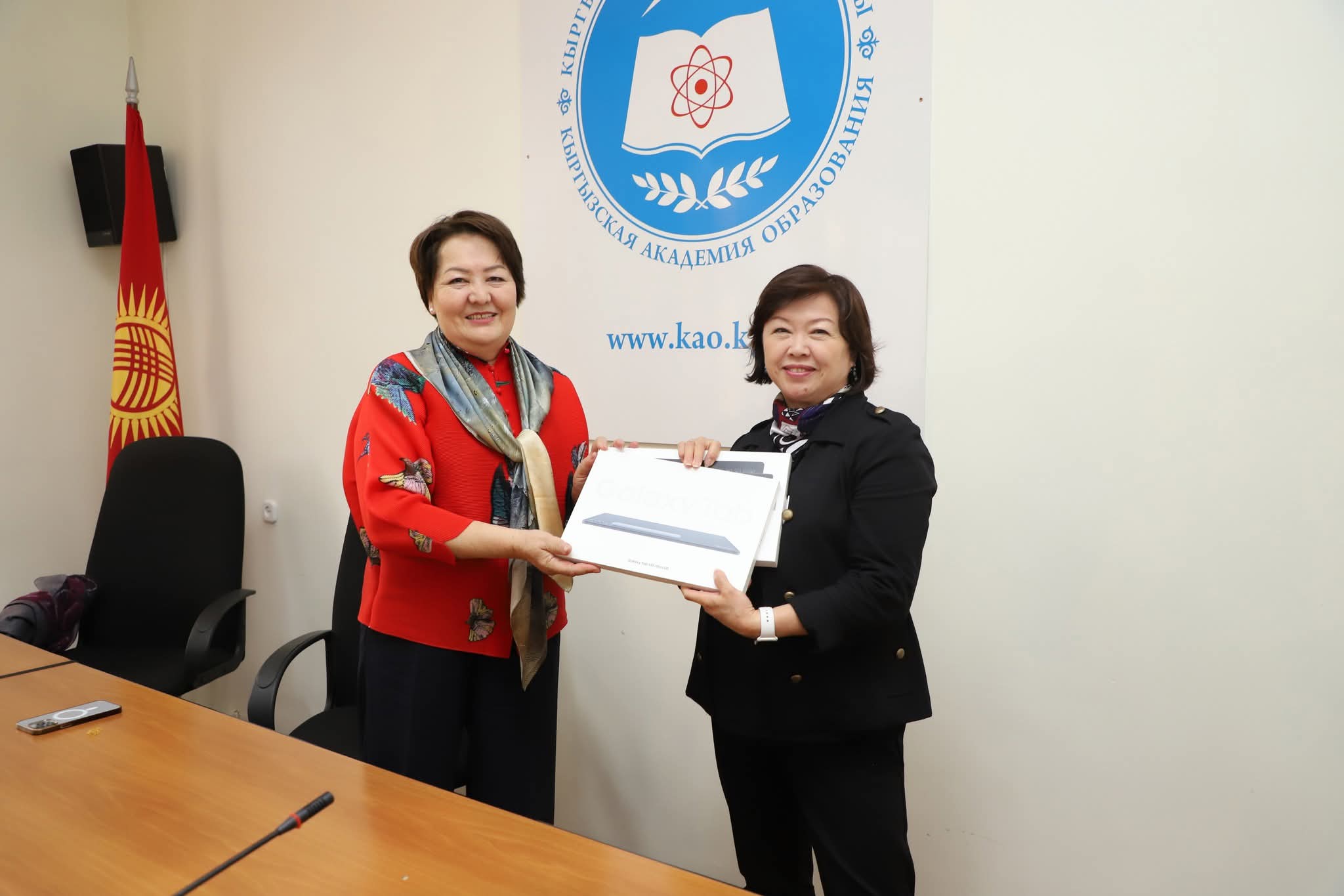 Министр просвещения наградила работников Кыргызской Академии образования