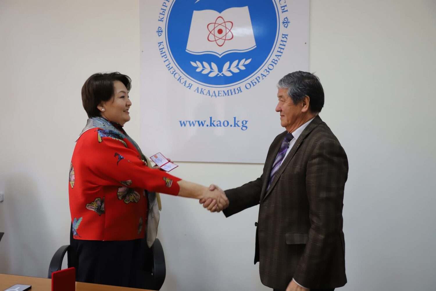 КЫРГЫЗ БИЛИМ БЕРҮҮ АКАДЕМИЯСЫНЫН КЫЗМАТКЕРЛЕРИ СЫЙЛАНДЫ