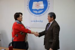 КЫРГЫЗ БИЛИМ БЕРҮҮ АКАДЕМИЯСЫНЫН КЫЗМАТКЕРЛЕРИ СЫЙЛАНДЫ