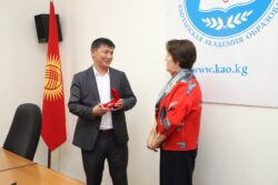 КЫРГЫЗ БИЛИМ БЕРҮҮ АКАДЕМИЯСЫНЫН КЫЗМАТКЕРЛЕРИ СЫЙЛАНДЫ