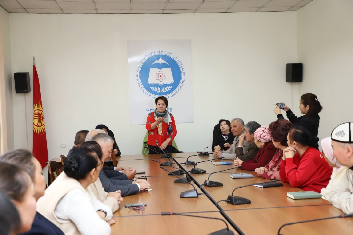 КЫРГЫЗ БИЛИМ БЕРҮҮ АКАДЕМИЯСЫНЫН КЫЗМАТКЕРЛЕРИ СЫЙЛАНДЫ