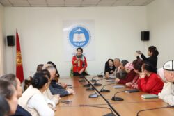 КЫРГЫЗ БИЛИМ БЕРҮҮ АКАДЕМИЯСЫНЫН КЫЗМАТКЕРЛЕРИ СЫЙЛАНДЫ