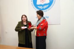 КЫРГЫЗ БИЛИМ БЕРҮҮ АКАДЕМИЯСЫНЫН КЫЗМАТКЕРЛЕРИ СЫЙЛАНДЫ