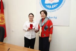 КЫРГЫЗ БИЛИМ БЕРҮҮ АКАДЕМИЯСЫНЫН КЫЗМАТКЕРЛЕРИ СЫЙЛАНДЫ