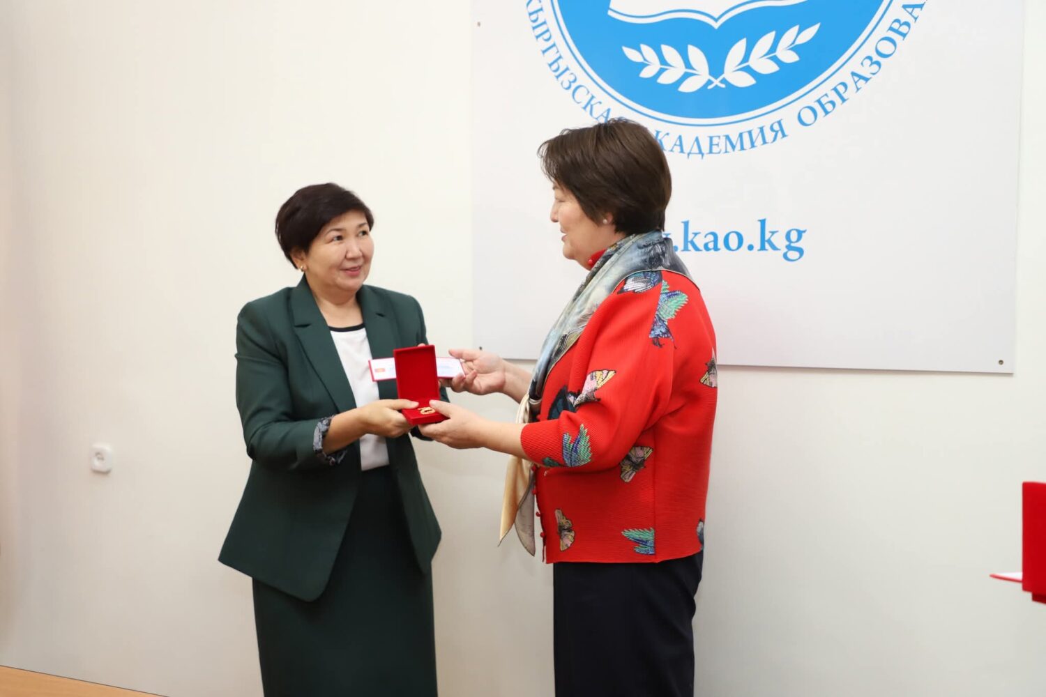 КЫРГЫЗ БИЛИМ БЕРҮҮ АКАДЕМИЯСЫНЫН КЫЗМАТКЕРЛЕРИ СЫЙЛАНДЫ