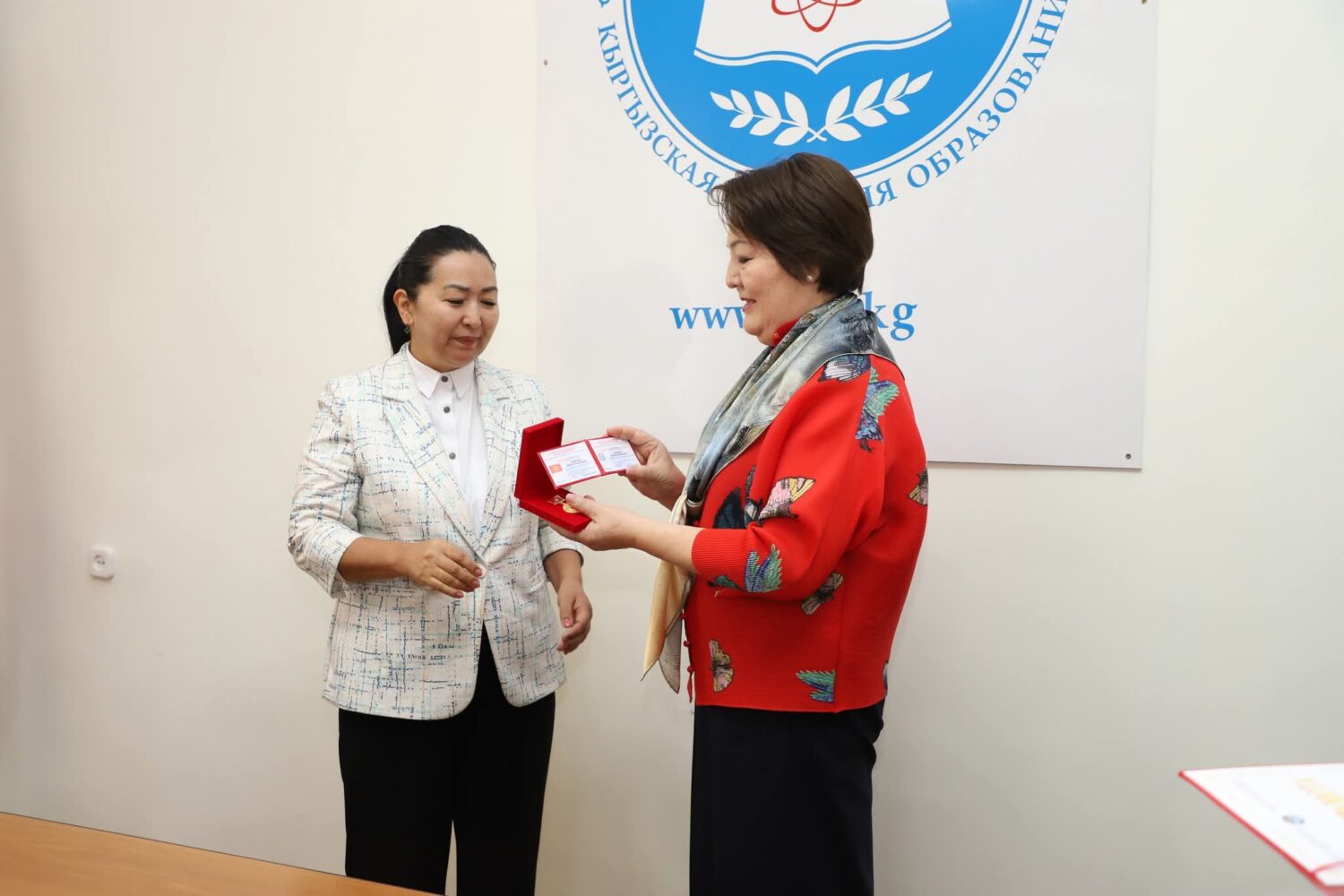 КЫРГЫЗ БИЛИМ БЕРҮҮ АКАДЕМИЯСЫНЫН КЫЗМАТКЕРЛЕРИ СЫЙЛАНДЫ