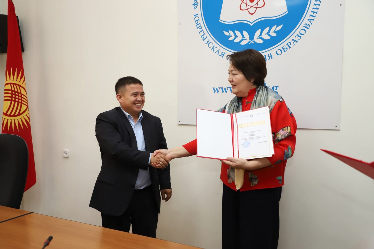 КЫРГЫЗ БИЛИМ БЕРҮҮ АКАДЕМИЯСЫНЫН КЫЗМАТКЕРЛЕРИ СЫЙЛАНДЫ