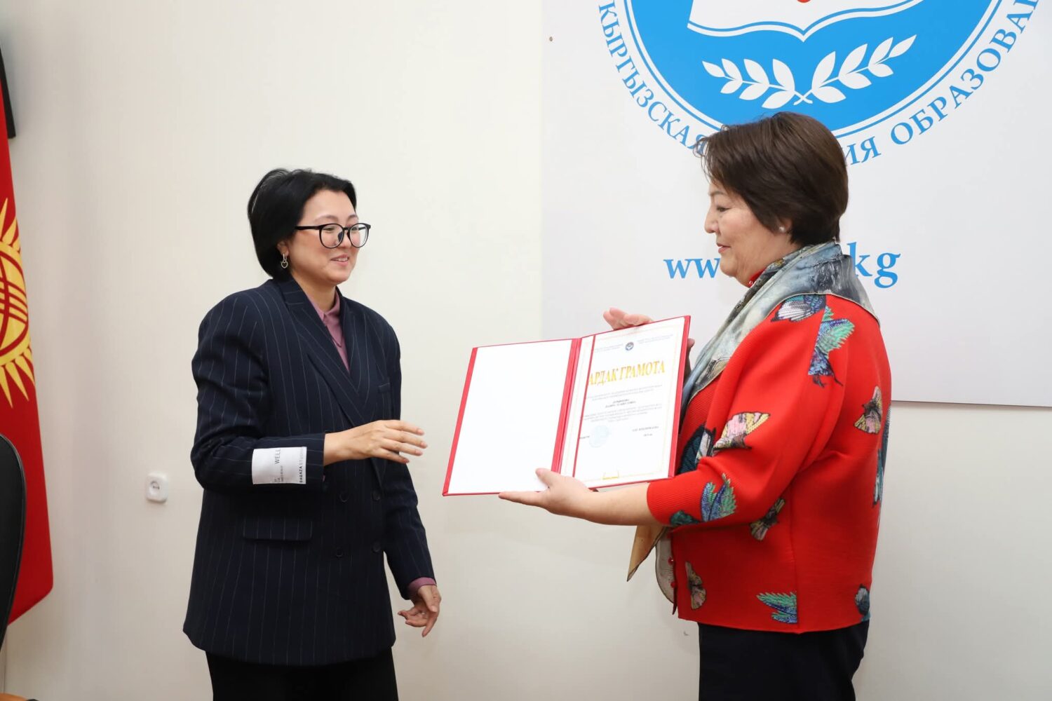 КЫРГЫЗ БИЛИМ БЕРҮҮ АКАДЕМИЯСЫНЫН КЫЗМАТКЕРЛЕРИ СЫЙЛАНДЫ