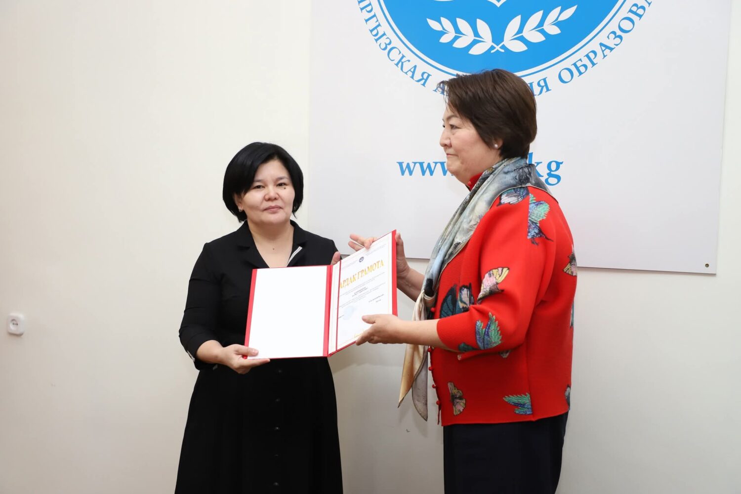 КЫРГЫЗ БИЛИМ БЕРҮҮ АКАДЕМИЯСЫНЫН КЫЗМАТКЕРЛЕРИ СЫЙЛАНДЫ