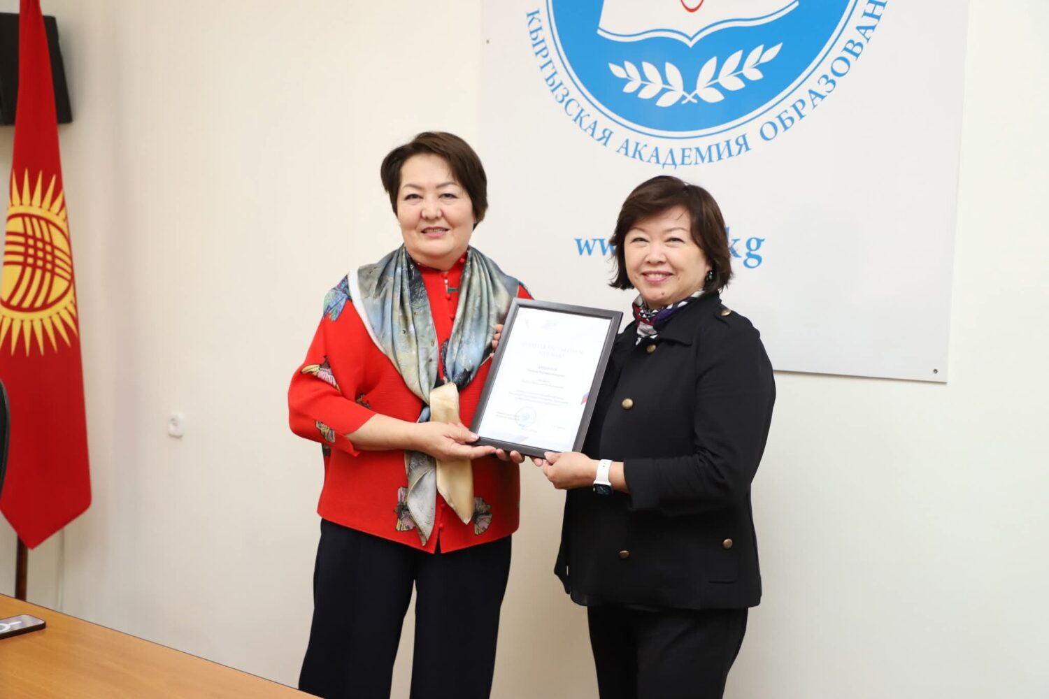 КЫРГЫЗ БИЛИМ БЕРҮҮ АКАДЕМИЯСЫНЫН КЫЗМАТКЕРЛЕРИ СЫЙЛАНДЫ