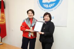 КЫРГЫЗ БИЛИМ БЕРҮҮ АКАДЕМИЯСЫНЫН КЫЗМАТКЕРЛЕРИ СЫЙЛАНДЫ