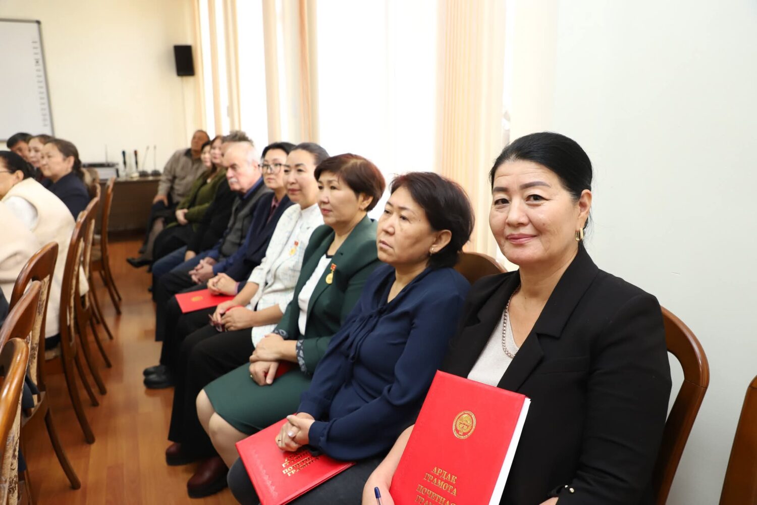 КЫРГЫЗ БИЛИМ БЕРҮҮ АКАДЕМИЯСЫНЫН КЫЗМАТКЕРЛЕРИ СЫЙЛАНДЫ