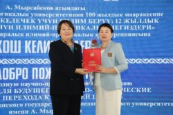 Министр ОшМПУнун 100 жылдык мааракесине арналган эл аралык конференцияга катышты