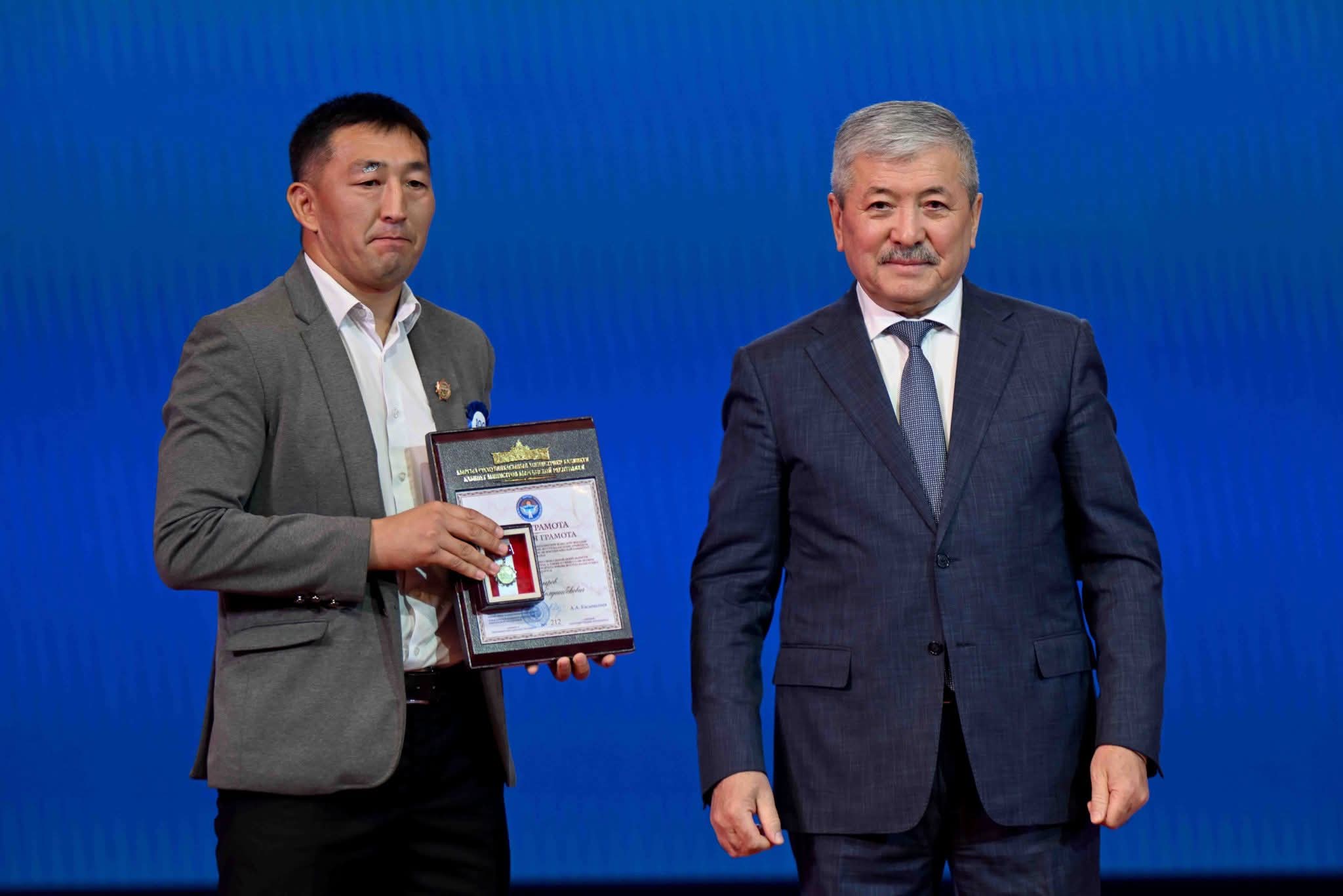 Кыргыз улуттук университети — “Манас” ордени менен сыйланды