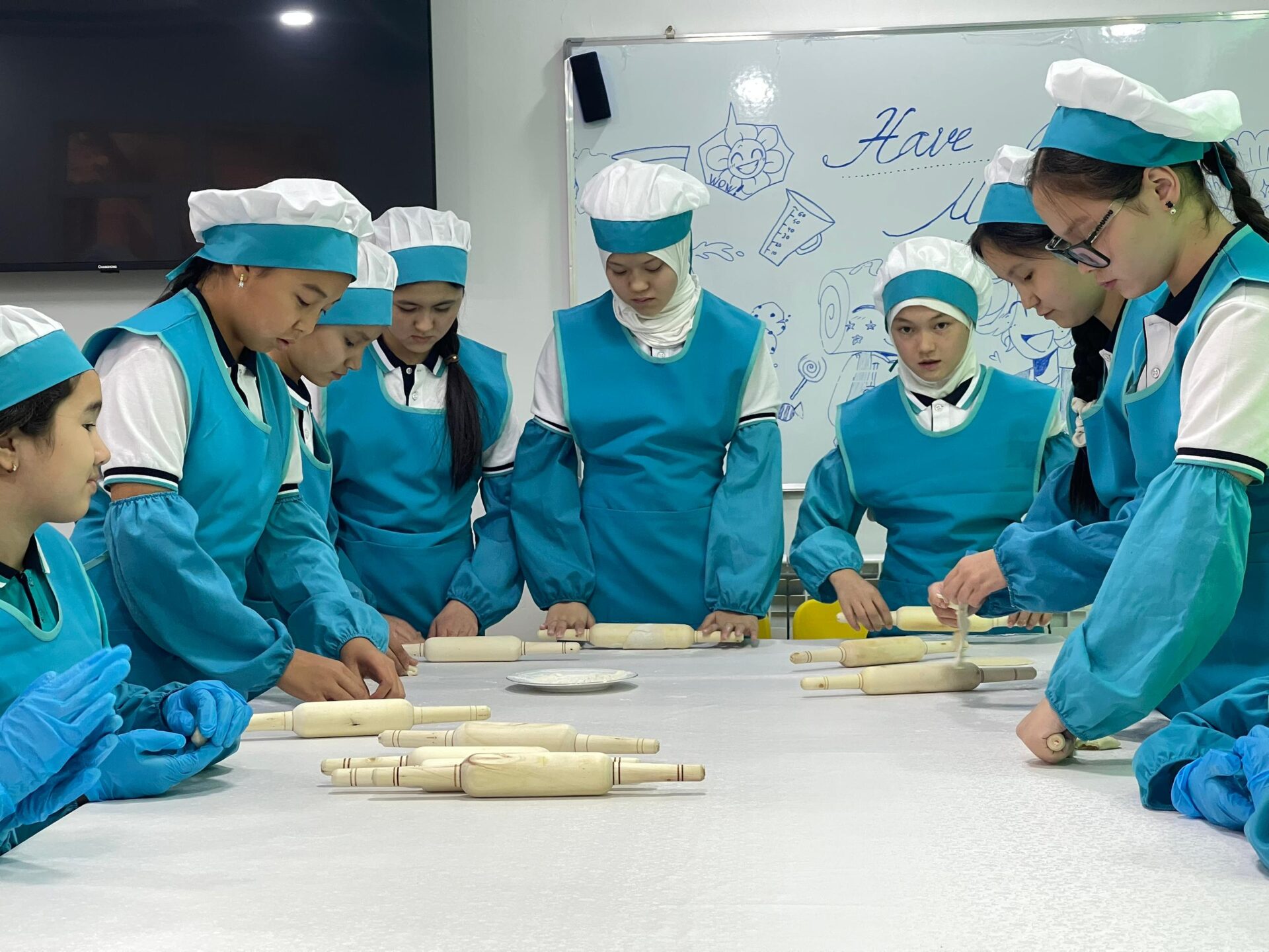 Ашпозчу, тигүүчү, ритмика: "Сапат" мектептеринде кесипке даярдоо