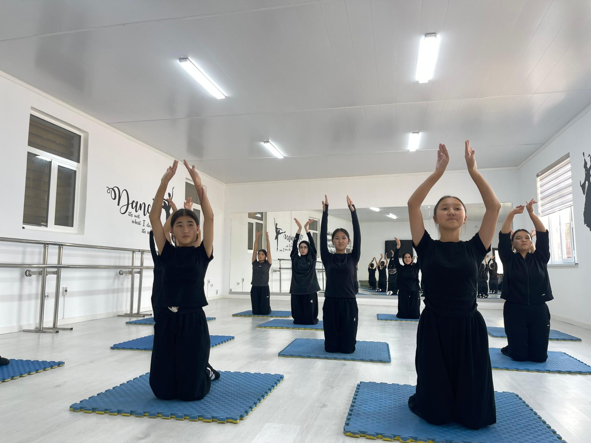 Ашпозчу, тигүүчү, ритмика: "Сапат" мектептеринде кесипке даярдоо