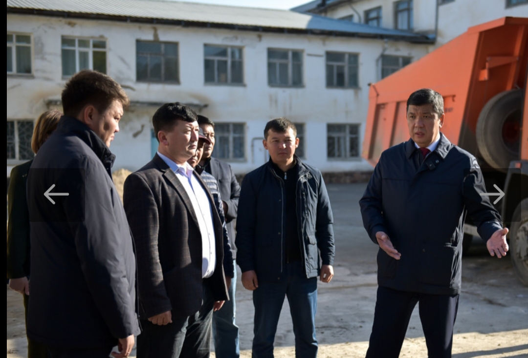 Бишкек шаарынын мэри Айбек Жунушалиев №56-мектептин оңдоо иштерин текшерди