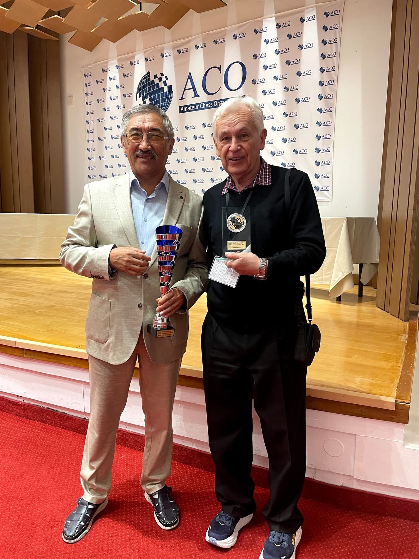 БИЛИМ БЕРҮҮНҮН АРДАГЕРИ ЧОЛПОНБЕК ТИЛЕНБАЕВ ШАХМАТТАН ДҮЙНӨ ЧЕМПИОНУ