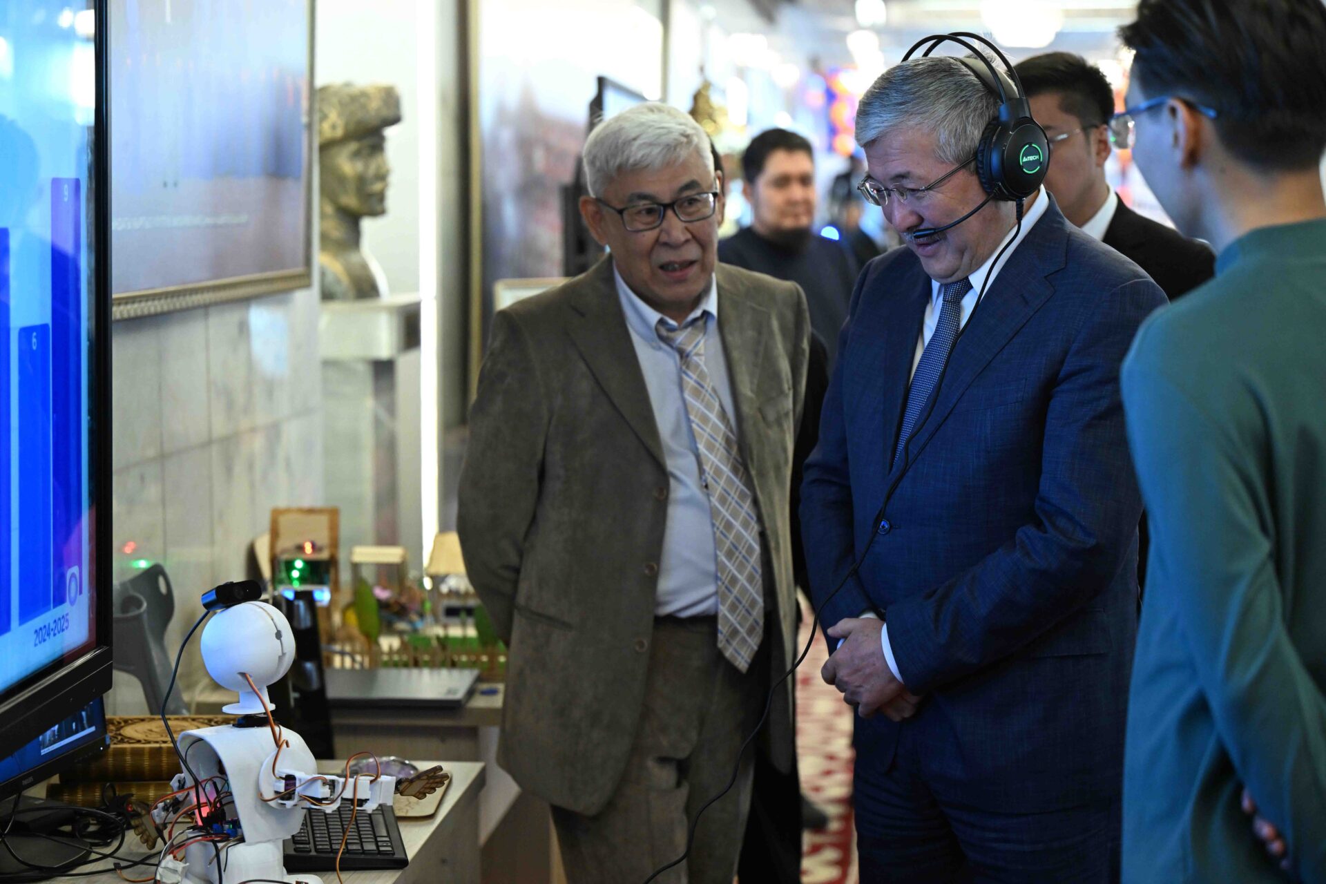 МинКаб Төрагасы Кыргыз мамлекеттик университетинин жамаатын 80 жылдык мааракеси менен куттуктады