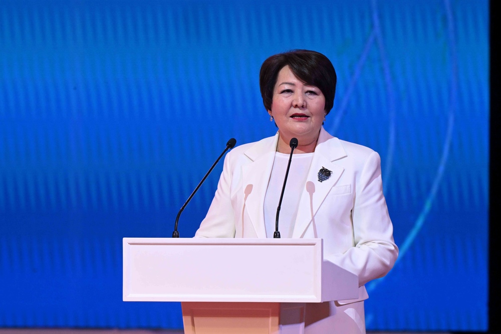 Кыргызстан отметил “День учителя” масштабным торжественным мероприятием