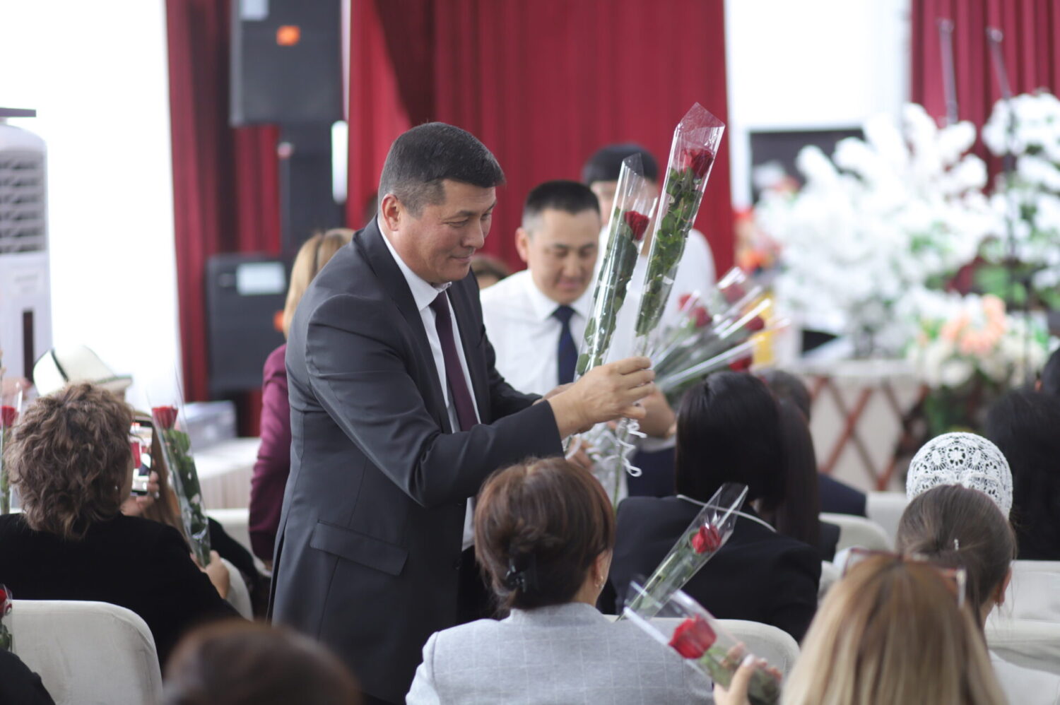 ОШТУДА БИЛИМ БЕРҮҮ КЫЗМАТКЕРЛЕРИНИН КҮНҮ БЕЛГИЛЕНДИ