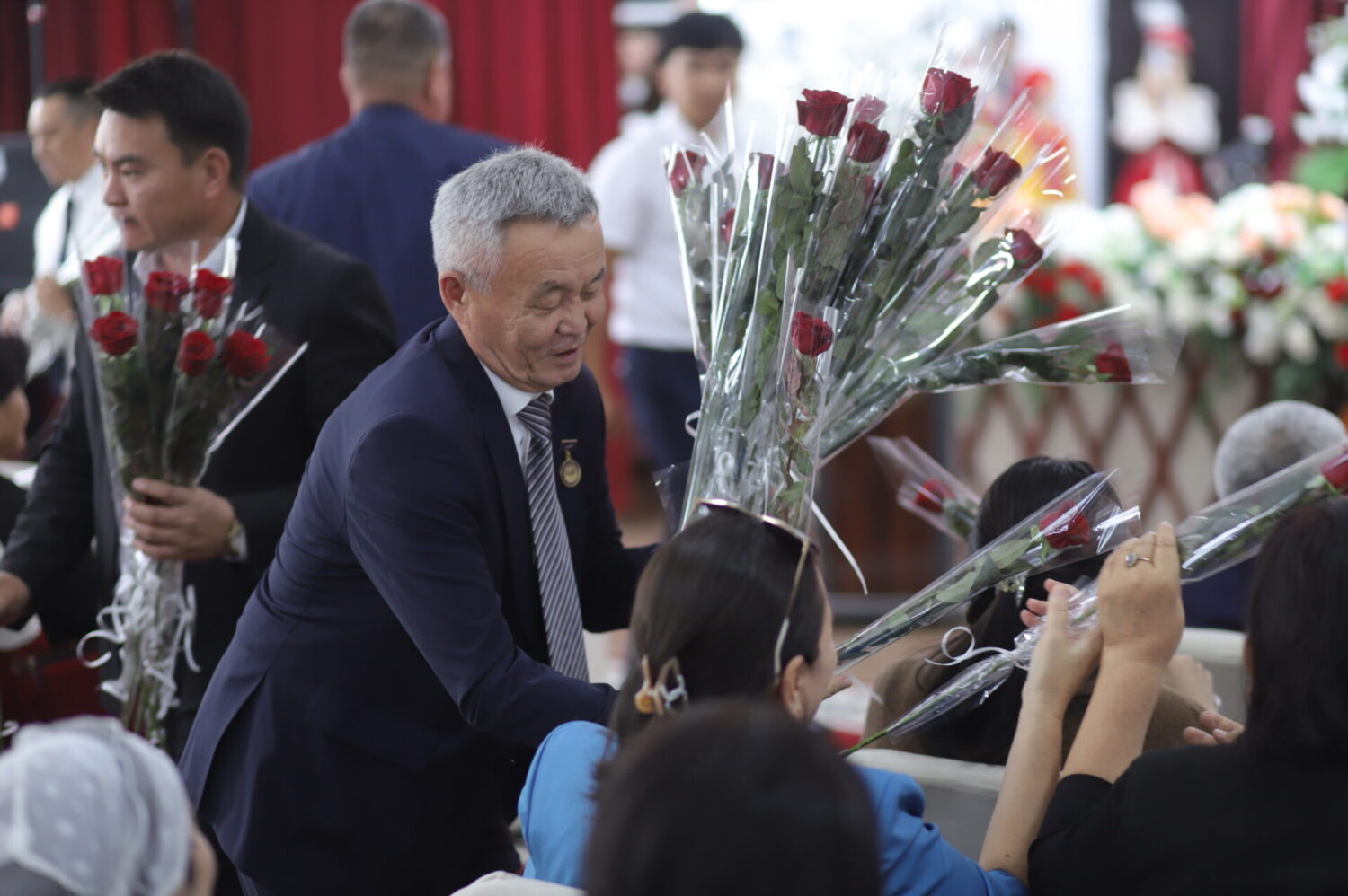 ОШТУДА БИЛИМ БЕРҮҮ КЫЗМАТКЕРЛЕРИНИН КҮНҮ БЕЛГИЛЕНДИ