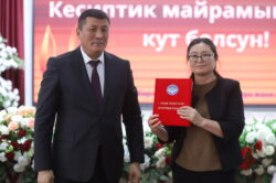 ОШТУДА БИЛИМ БЕРҮҮ КЫЗМАТКЕРЛЕРИНИН КҮНҮ БЕЛГИЛЕНДИ