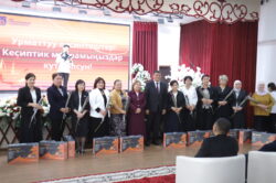 ОШТУДА БИЛИМ БЕРҮҮ КЫЗМАТКЕРЛЕРИНИН КҮНҮ БЕЛГИЛЕНДИ