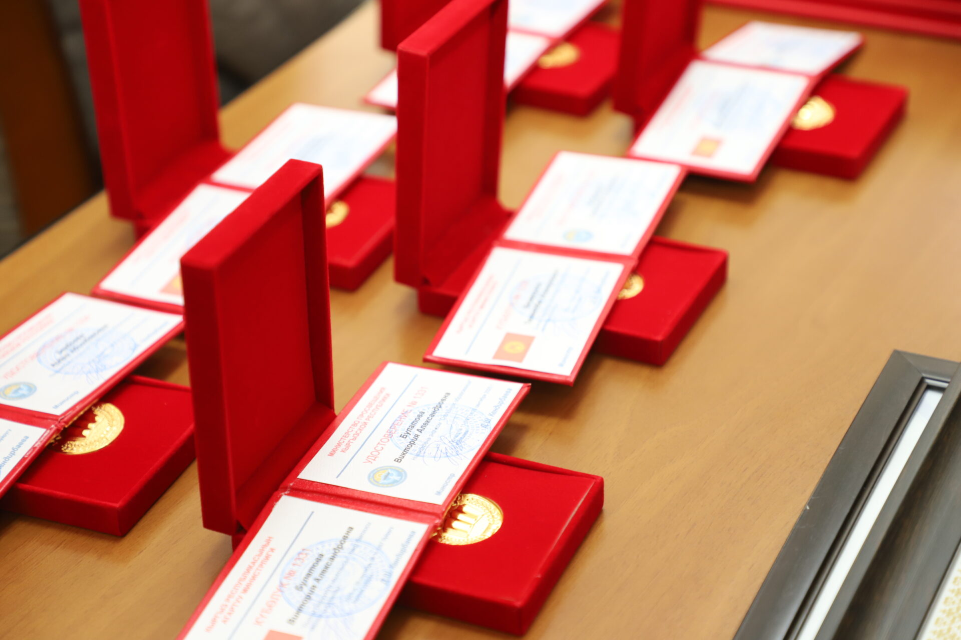 Министр просвещения наградила работников Кыргызской Академии образования