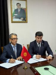 Кыргызстан-Тажикстан мугалимдерди окутуп өнүктүрүүдө кызматташат