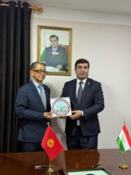 Кыргызстан-Тажикстан мугалимдерди окутуп өнүктүрүүдө кызматташат