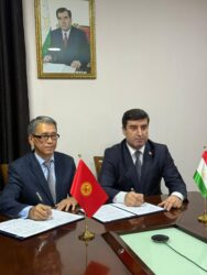 Кыргызстан-Тажикстан мугалимдерди окутуп өнүктүрүүдө кызматташат