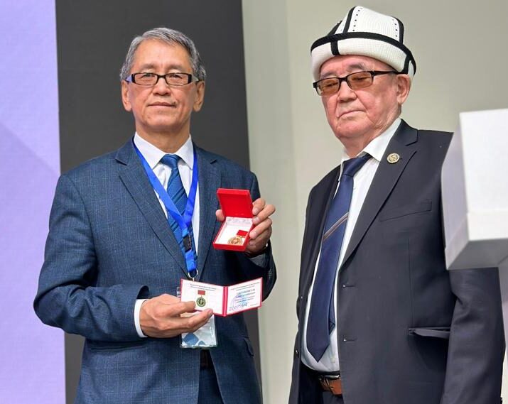 МУХТАРБЕК БАЙМУРЗАЕВ: “ИНСТИТУТТУН 80 ЖЫЛДЫК ТАРЫХЫ — МИНДЕГЕН МУГАЛИМДЕРДИН ТАГДЫРЫ”