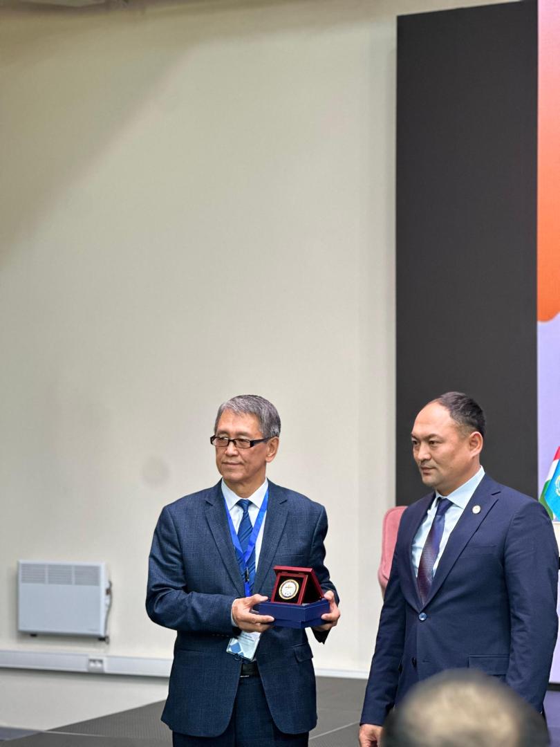 МУХТАРБЕК БАЙМУРЗАЕВ: “ИНСТИТУТТУН 80 ЖЫЛДЫК ТАРЫХЫ — МИНДЕГЕН МУГАЛИМДЕРДИН ТАГДЫРЫ”