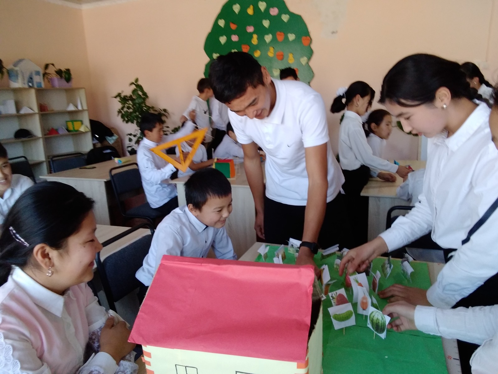 МЕКТЕПТЕР-2030: КӨӨДӨНҮ БОШ ОКУУЧУНУН ТИЛИН ТАПКАН МУГАЛИМ