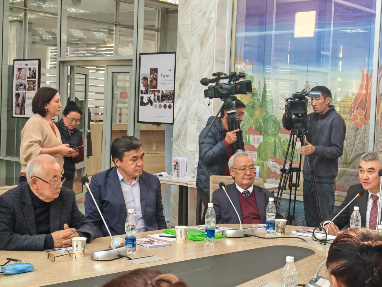 Бар бол, адабият