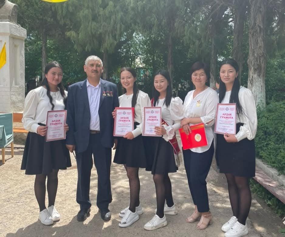 МЕКТЕПТЕР МУРДАГЫДАЙ ЭЛЕ АГАЙЛАРДЫ КҮТӨТ