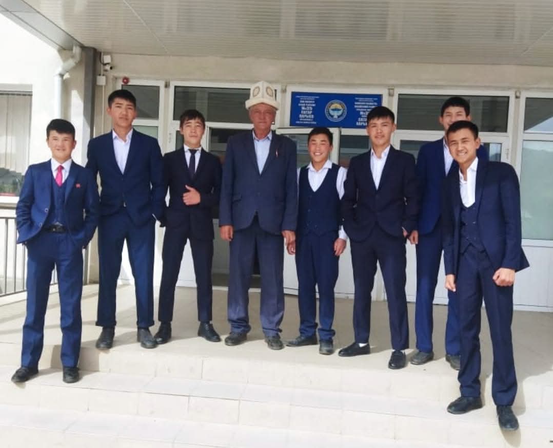 МЕКТЕПТЕР МУРДАГЫДАЙ ЭЛЕ АГАЙЛАРДЫ КҮТӨТ