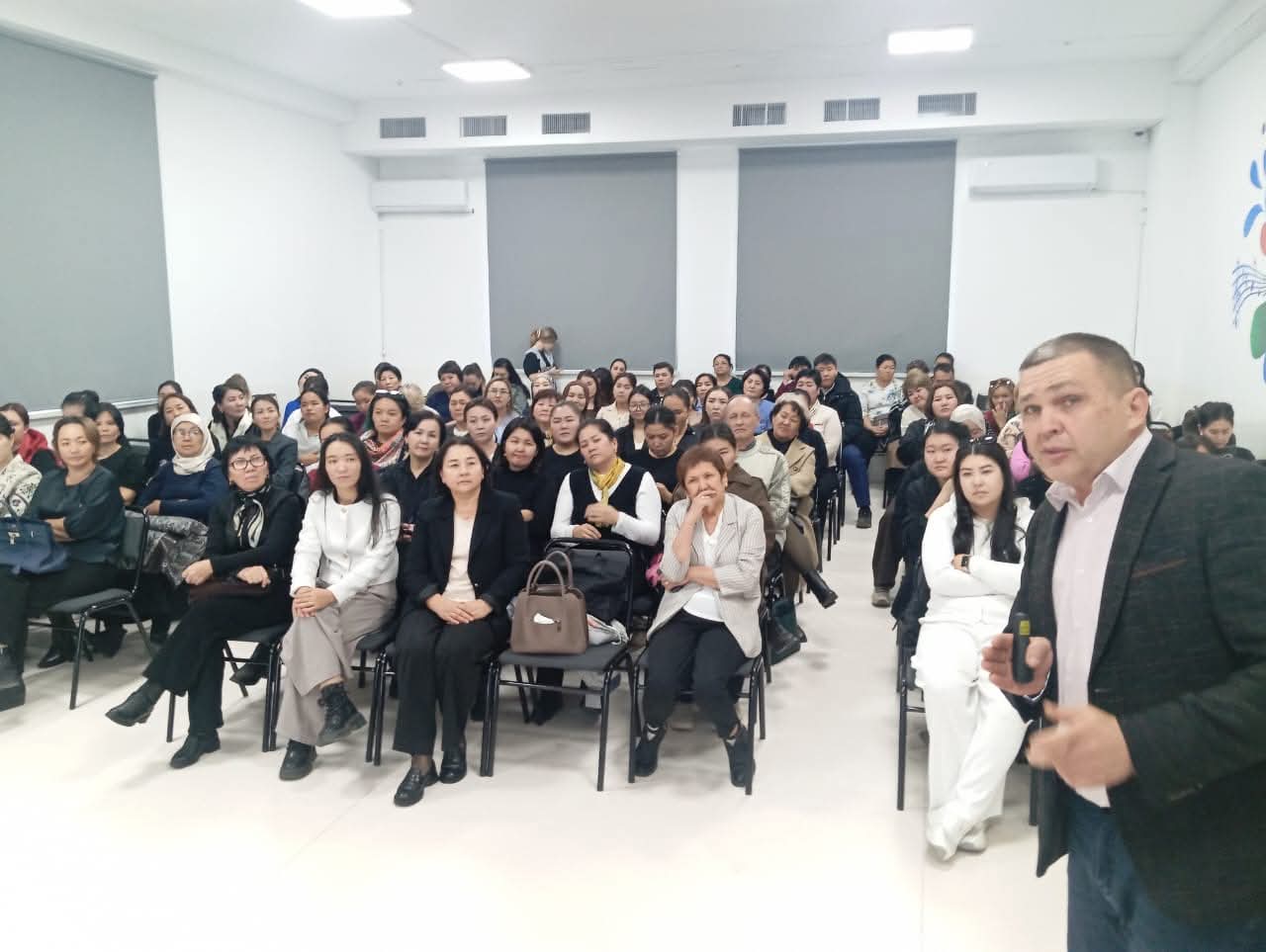 ЖАШ АДИСТЕРДИН ДИАЛОГУ: МЕКТЕП МЕНЕН ҮЙ-БҮЛӨНҮН КЫЗМАТТАШУУСУ ТАЛКУУГА АЛЫНДЫ