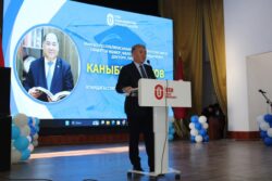 ОшМУда профессор Каныбек Исаков атындагы стипендия тапшырылды