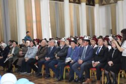 ОшМУда профессор Каныбек Исаков атындагы стипендия тапшырылды