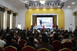 ОшМУда профессор Каныбек Исаков атындагы стипендия тапшырылды