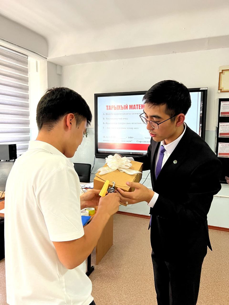 АЗЫРКЫ МУГАЛИМГЕ КАНДАЙ САПАТТАР ЗАРЫЛ?