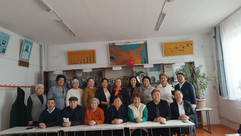 МУГАЛИМ ЭЛДИН АКЫЛЫН, АЯЛ КООМДУН ЖҮЗҮН КӨТӨРӨ